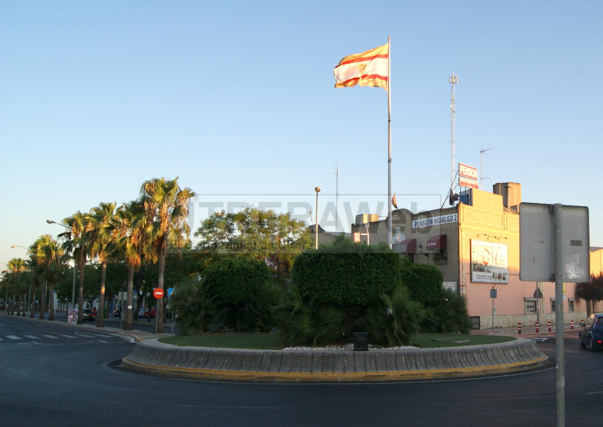 Vista de rotonda de entrada a la ciudad donde ondea la bandera de Utrera y el PP pide la colocación de la España.