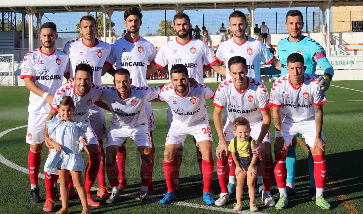 Formación titular del C.D. Utrera que debutó en Segunda División de la RFEF enfrentándose al Antequera C.F..