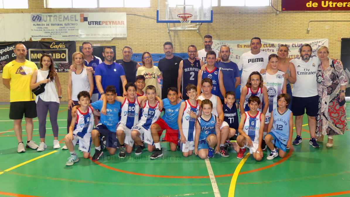 Imagen del pasado fin del equipo con jugadores, entrendores y padres en el acto de clausura de la temporada del Club Balocnesto Utrera.