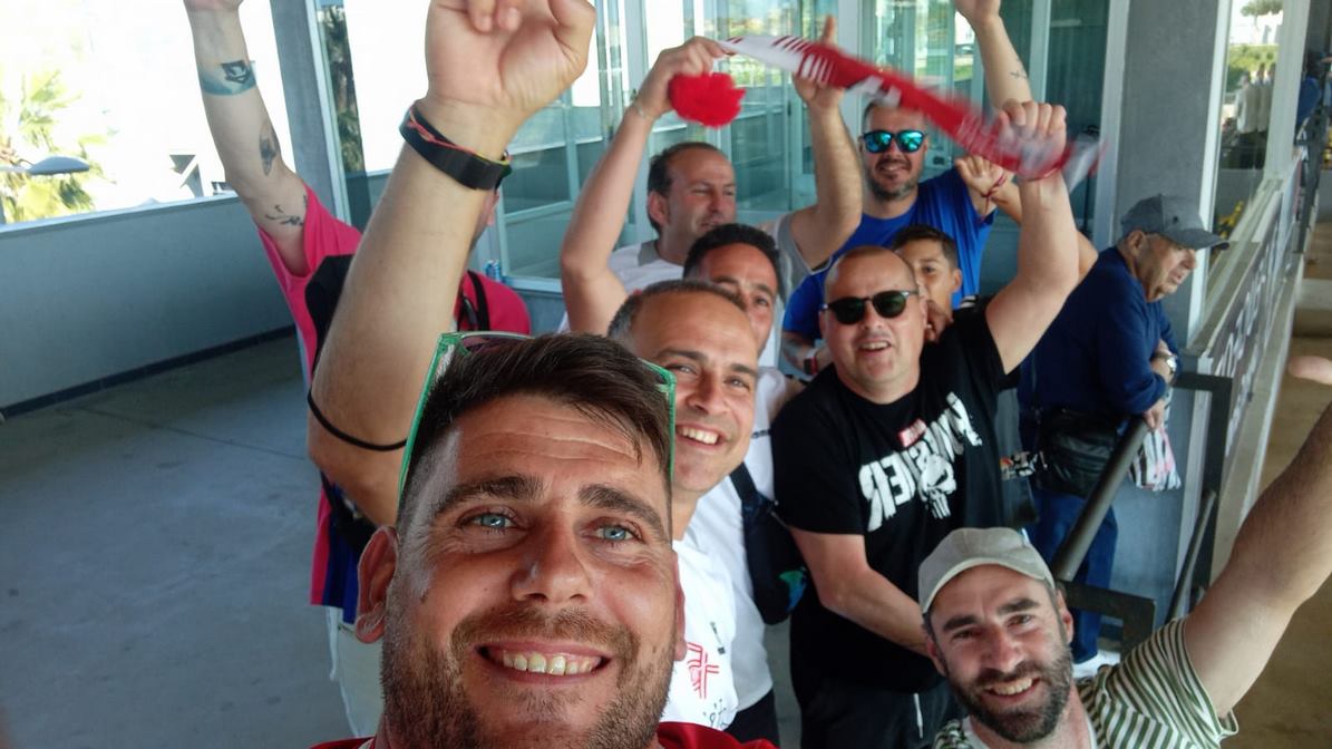 Grupo de aficionados del C.D. Utrera festejando la victoria del equipo.